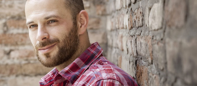 uomo con la barba